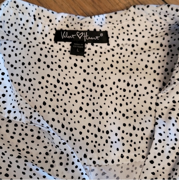 Velvet Heart White w/Black Polka-dots Collar - V-neck - Picture 16 of 16
